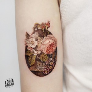 tatuaje_brazo_flores_microrealism_logia_barcelona_mumi_ink 